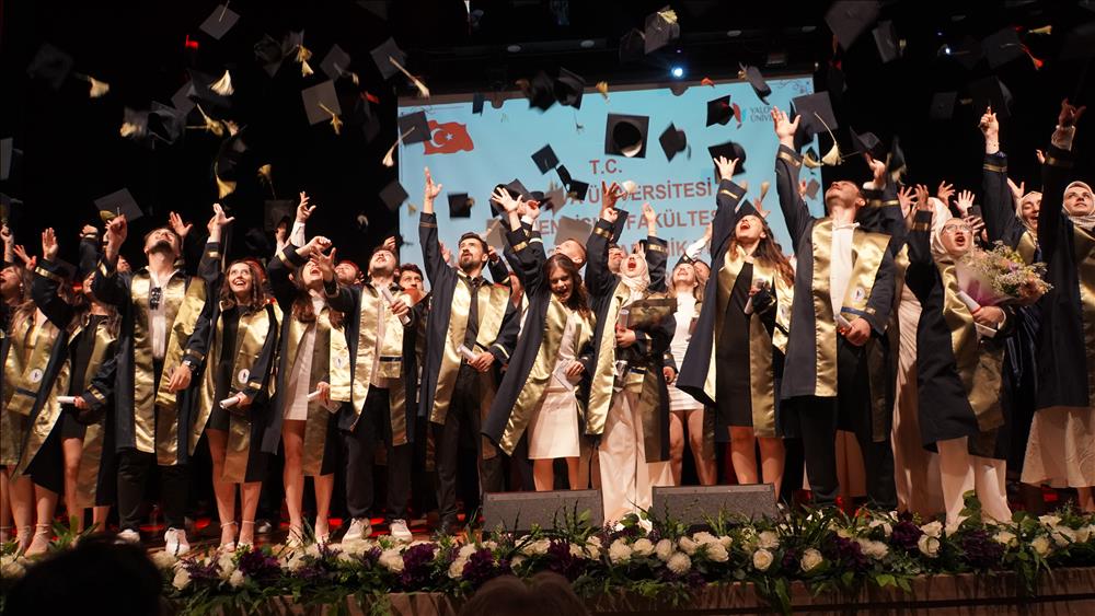  Yalova Üniversitesi Mühendislik Fakültesi 2024-2025 Mezuniyet Töreni: Bilimin, Vizyonun ve Umudun Sahnesi