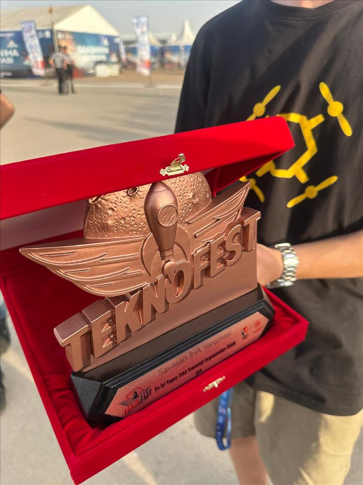 Yalova Üniversitesi Öğrencimizin Kaptanlığındaki Arıkovanı Takımı TEKNOFEST 2026’dan Ödülle Döndü!